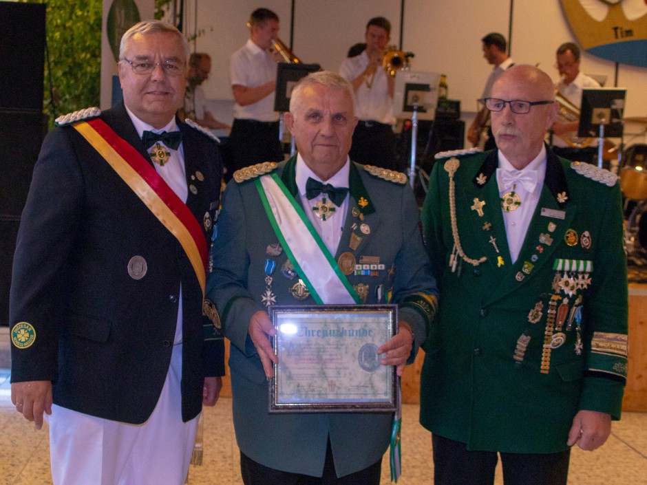 Goldene Ehrennadel des DV für Eberhard Banneyer
