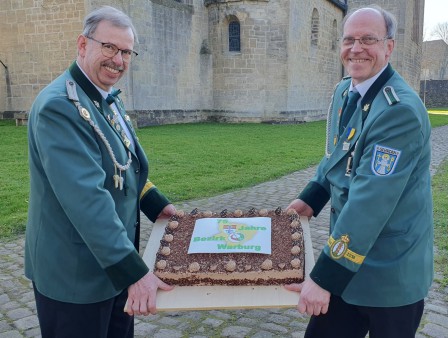 Übergabe der Torte durch stellv. BBM & Bäckermeisters Reinhard Pape
